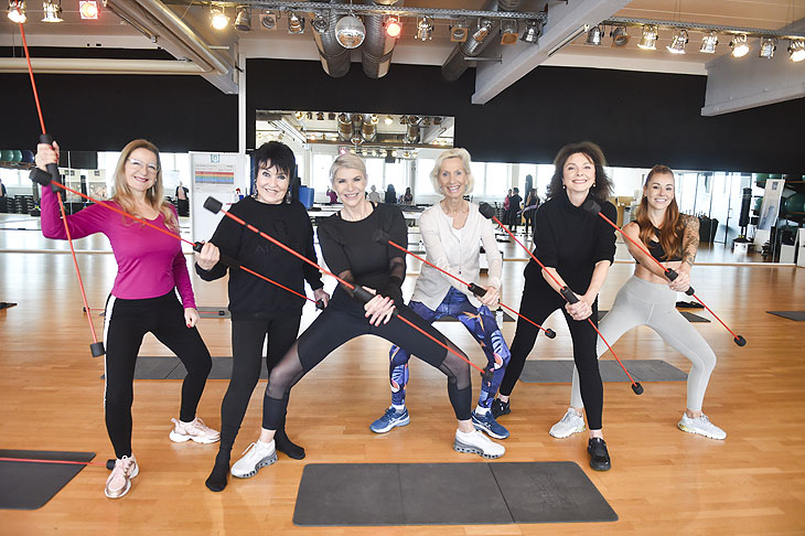 Barbara Osthoff, Uschi Ackermann, Barbara Klein (CEO Flexi-Sports), Kristina Tröger (Presidentin des Clubs europäischer Unternehmerinnen), Uschi Dämmrich von Luttitz, Tiger Kirchharz Einladung von Barbara Klein an den Club der europäischen Unternehmerinnen zur Flexi-Bar Sportstunde im AJ´s Fitness in München  am 07.02.2025  ©Foto: BrauerPhotos / Goran Nitschke  